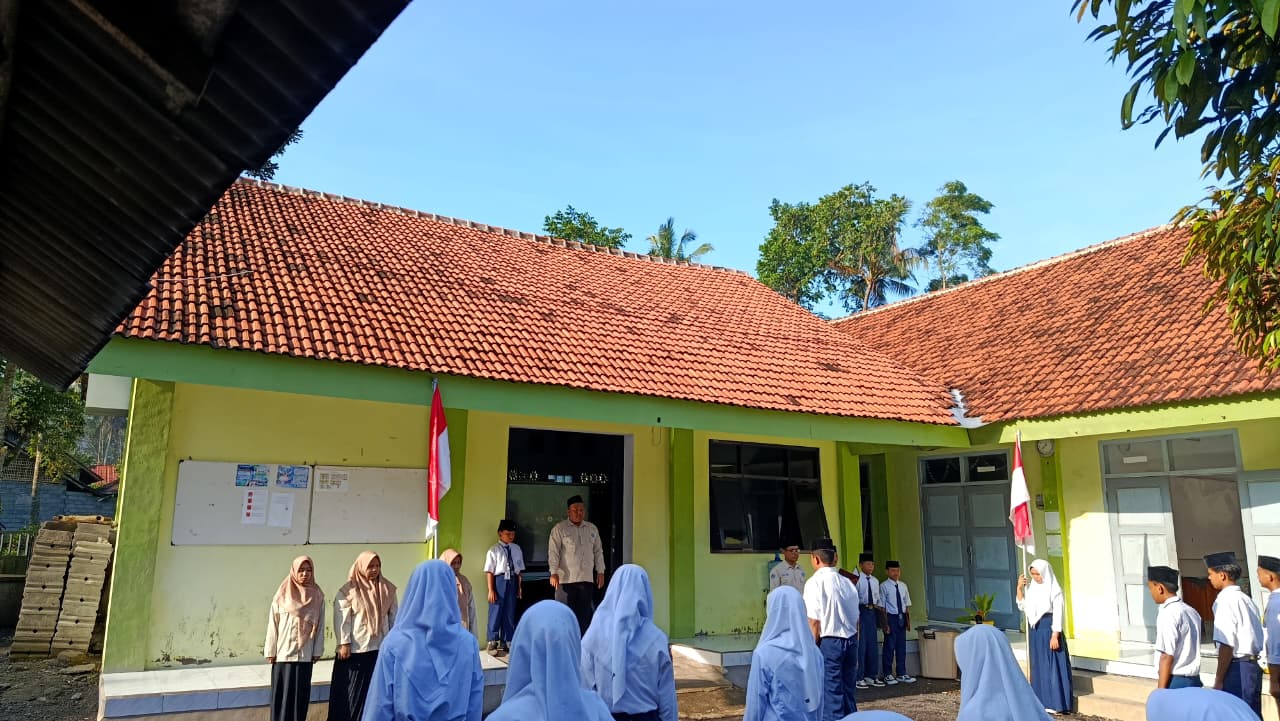 Pelantikan OSIS SMP Al-Khoiriyah Ranupakis Periode 2026-2027 - foto 1